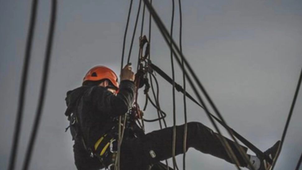 Clipe de groază pentru un alpinist utilitar, la etajul 11: o pensionară a încercat să smulgă corzile de care atârna bărbatul. Bătrâna s-a ales cu dosar penal 