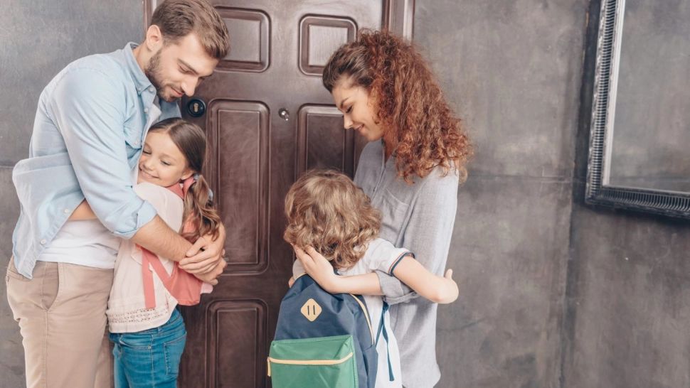 Anxietatea de separare, pericolul primei zi de școală - Cum să îl pregătim pe copil pentru primul pas în noul an școlar