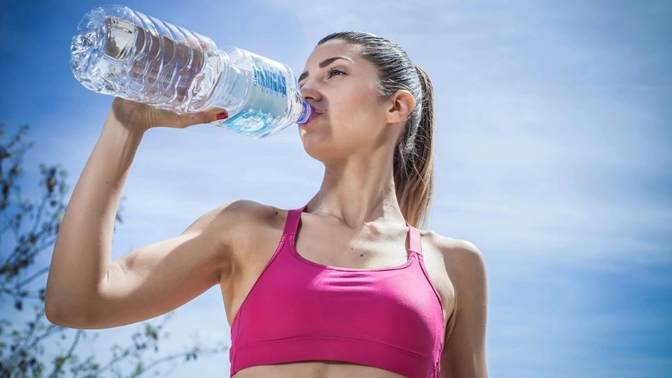 E bine să bei apă alcalină? Când e bună și când devine periculoasă - Efectele secundare