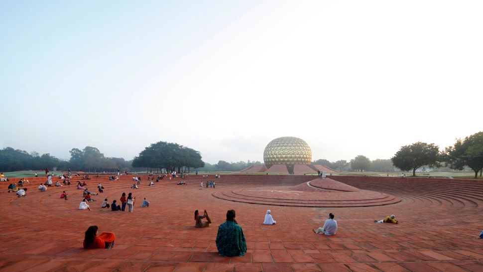 Orașul utopic există: nu are politică, religie sau bani. Cum trăiesc oamenii aici VIDEO