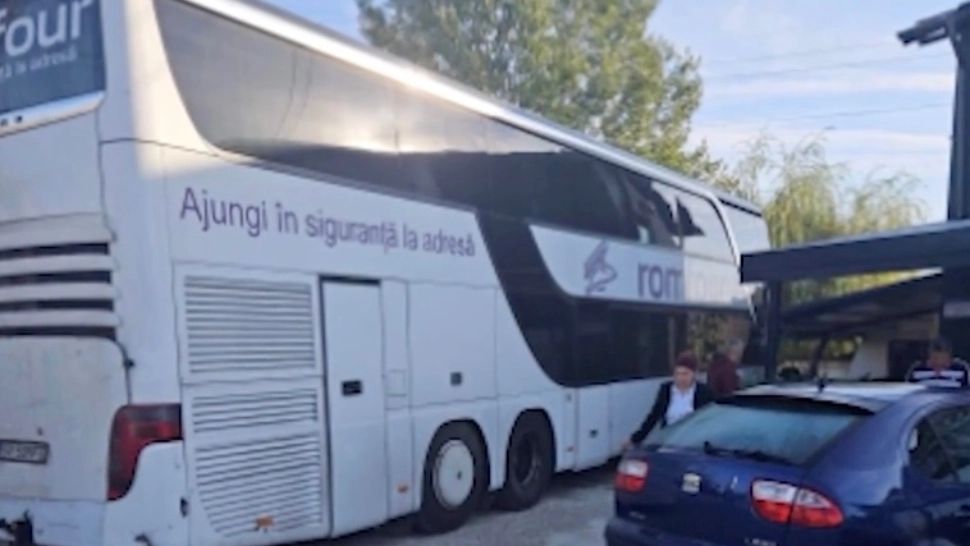 La un pas de tragedie: un autocar a intrat în plin în terasa unei pensiuni - FOTO