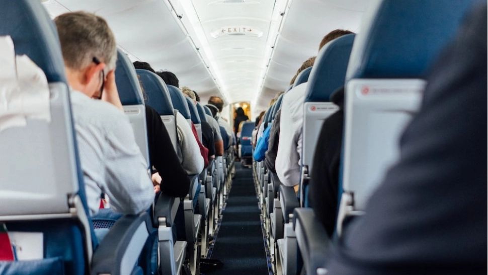 Scene macabre într-un avion. O femeie a murit de atac de cord în timpul zborului, pasagerii credeau că doarme