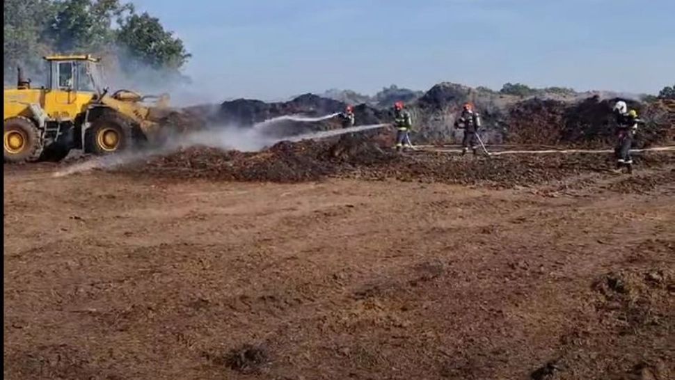 Incendiu într-o localitate din Vâlcea. Arde un depozit de gunoi VIDEO