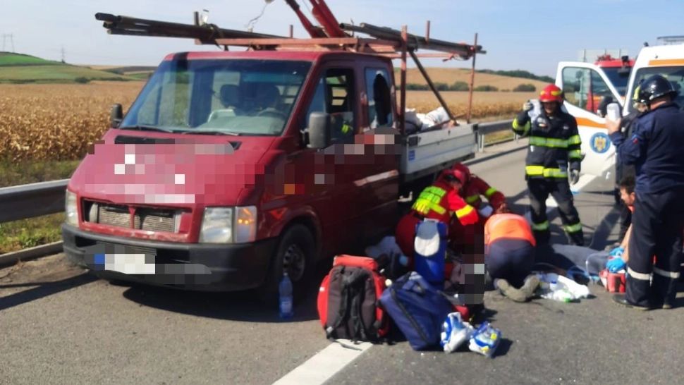 Bărbat spulberat de un autoturism în timp ce-și repara mașina pe banda de urgență a Autostrăzii A3