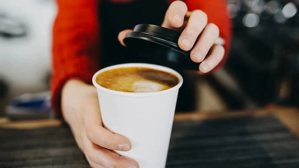 O femeie a dat în judecată un cunoscut lanț de fast food pentru că a vărsat cafeaua ferbinte pe ea