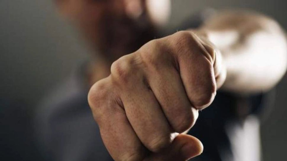 Motivul halucinant pentru care o elevă a fost bătută cu bestialitate de un coleg: I s-a părut că se uită urât la el