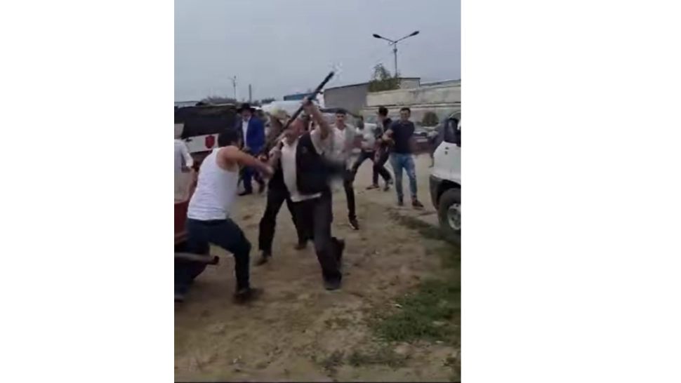 Bătaie între două clanuri, în Prahova. S-a trecut la „arsenal greu”: bâte, săbii, topoare. 16 persoane au fost reținute