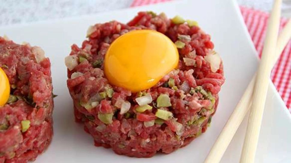 Pericol uriaș pentru sănătate atunci când mănânci biftec tartar - Cum este preparată această mâncare