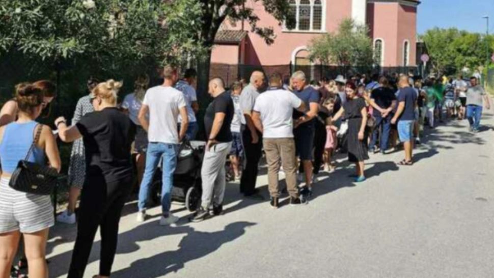  Sute de români din Italia au protestat față de închiderea bisericii pe care o frecventau de 10 ani