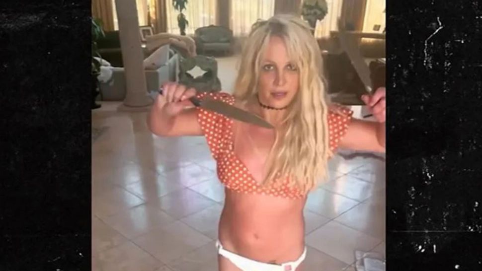 Britney Spears -  „dansând” cu cutițele. Un nou videoclip controversat al vedetei americane VIDEO