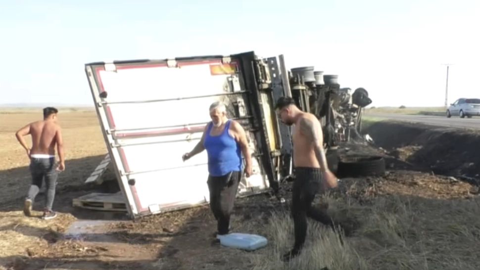 TIR cu brânzeturi răsturnat, localnicii au prădat tot cașcavalul. Hoț: „Mănânc o lună întreagă, am 35 de nepoți” VIDEO