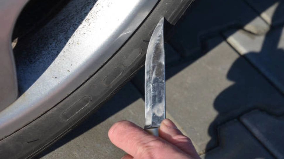 Zeci de mașini cu cauciucurile tăiate, în Constanța. Oamenii sunt revoltați, cer o anchetă a poliției