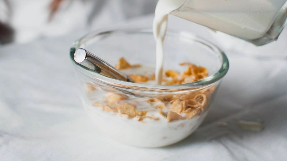 Ce se întâmplă când pui un magnet în bolul cu cereale. Experimentul care ne pune pe gânduri - VIDEO