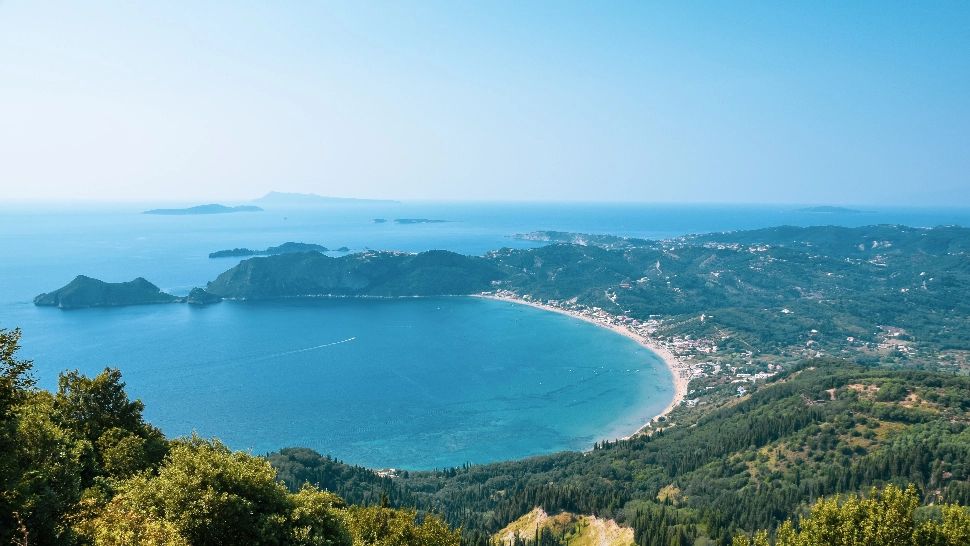 Nereguli uriașe în "Paradisul" turiștilor români. Băuturile postate pe rețelele de socializare, reutilizabile! - Bătaie de joc pe bani mulți