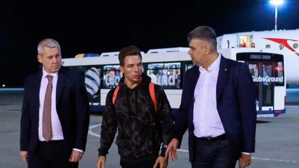 Marcel Ciolacu l-a întâmpinat pe aeroport pe primul pompier rănit de la Crevedia care s-a întors de la tratament din străinătate
