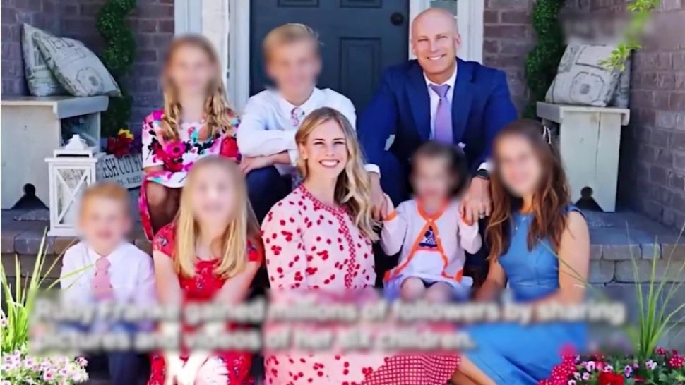 Dădea sfaturi de educat copiii pe internet, dar a fost arestată pentru că și-a lăsat micuții să moară de foame