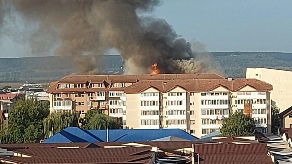 Incendiu puternic, în Craiova: 3 blocuri de locuințe au ars - 80 de persoane evacuate, 4 VICTIME, una cu arsuri - VIDEO