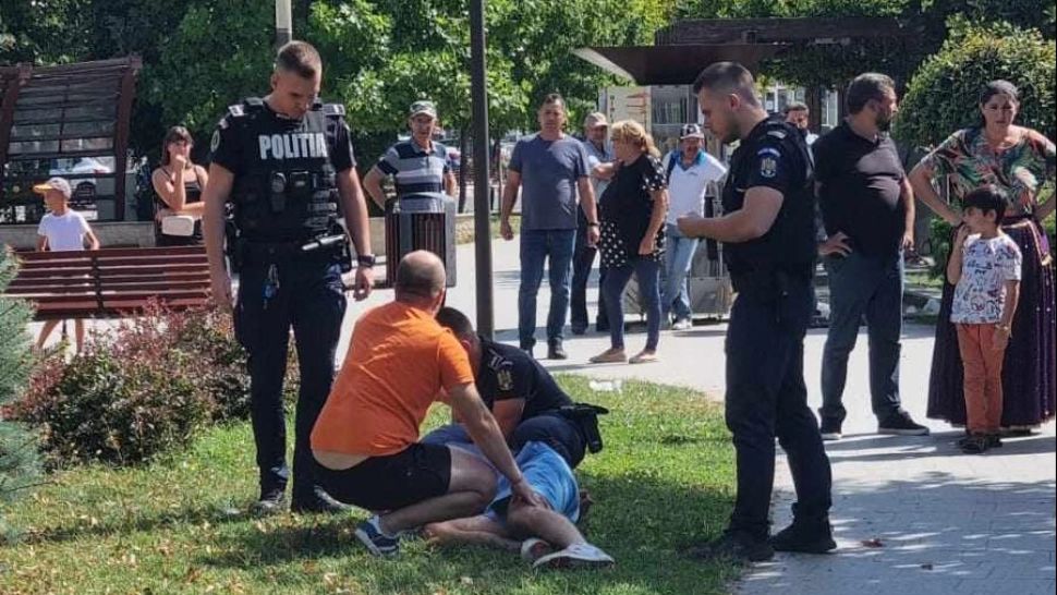 Scene de groază la Deva. Un bărbat DROGAT sau BEAT a vrut să-i smulgă unei femei bebelușul din brațe - FOTO