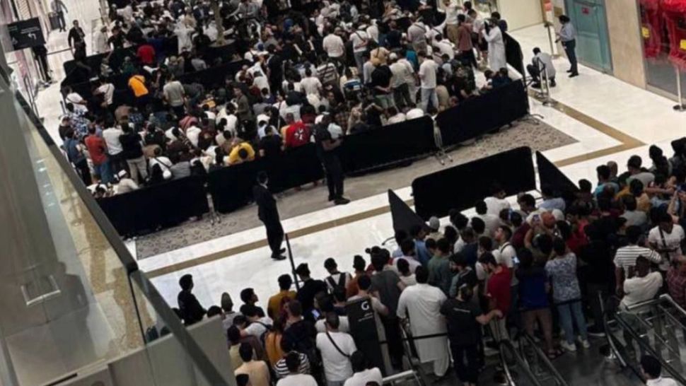Scene halucinante într-unul dintre cele mai mari mall-uri din lume. Clienții s-au luat la bătaie pentru noul iPhone VIDEO