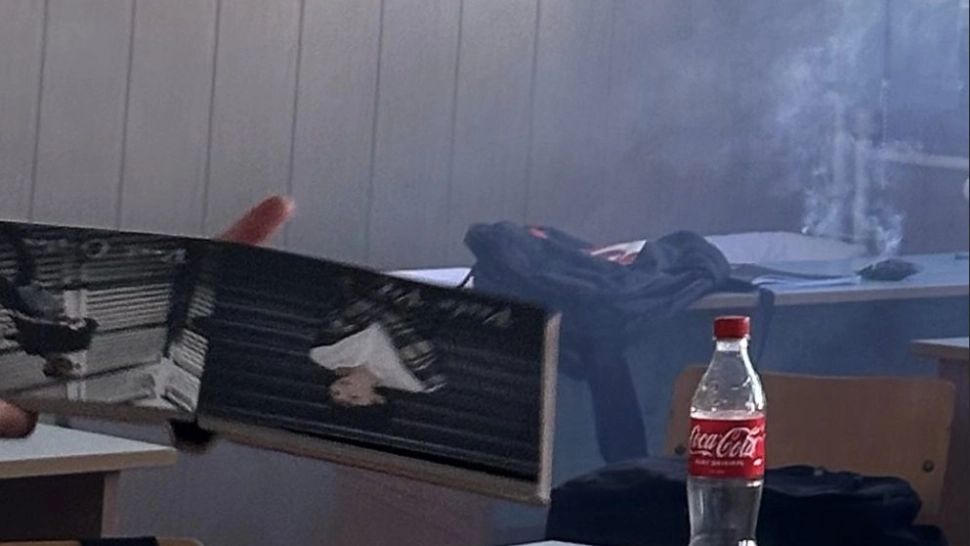 Unui elev de liceu din Cluj i-a explodat telefonul mobil în timpul unui curs - Imaginile filmate de colegii săi