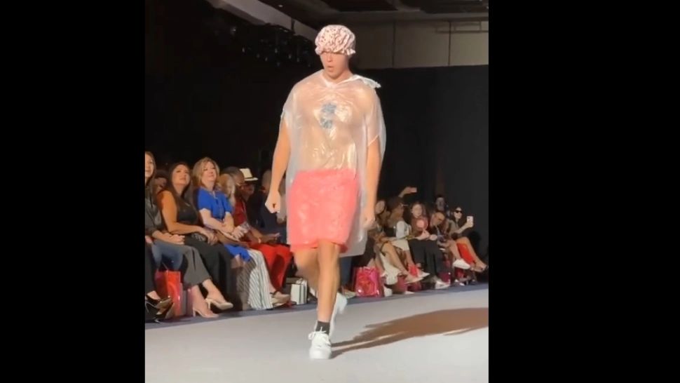 Un glumeț și-a bătut joc de o prezentare de fițe. A defilat în saci de gunoi iar spectatorii au crezut că e modă avangardistă