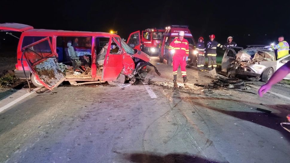 Accident înfiorător cu persoane ÎNCARCERATE. Un microbuz s-a ciocnit cu un autoturism în jud. Brașov