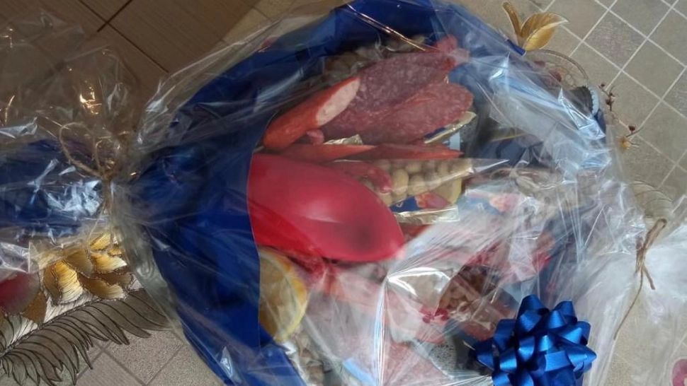 Ultimul trend pe piața cadourilor. Un buchet mai „special”: Flori cu salam!