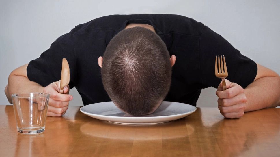 Ce se întâmplă în organism când încetăm să mai mâncăm și cât timp poate trăi, de fapt, un om fără hrană? 