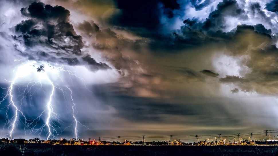 Alertă meteo: România, lovită de furtuni violente și ploi torențiale. Datele meteorologilor despre vremea capricioasă din următoarele zile