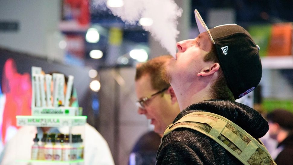 Medicul Beatrice Mahler trage un semnal de alarmă: Țigările electronice pot provoca forme de pneumonie care ar putea duce la internare în spital