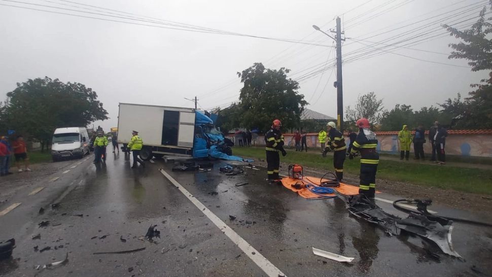 Tragedie în Neamț. O fată de 16 ani a murit, iar 4 persoane sunt grav rănite, în urma unui accident pe E 85/FOTO