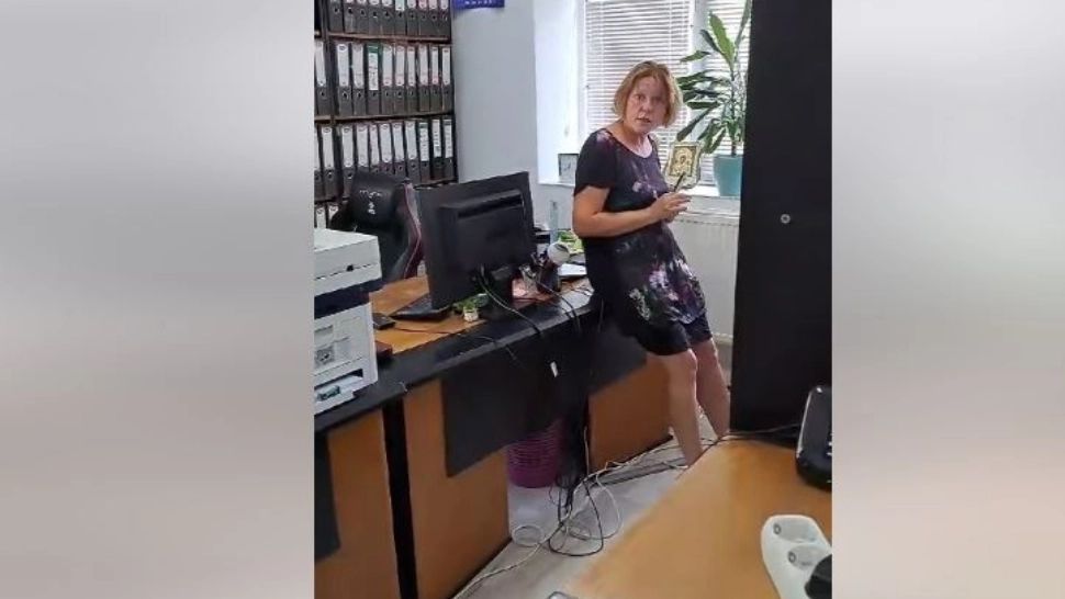 Imagini halucinante din Vâlcea. Consiliera unui primar îl bate pe viceprimar VIDEO