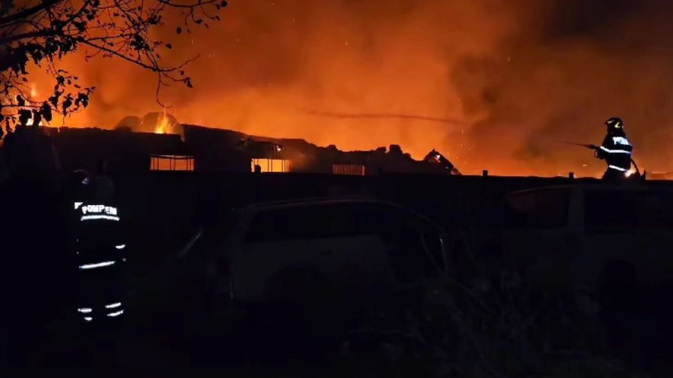 Incendiu devastator la o hală din Slatina. Înăuntru sunt materiale extrem de inflamabile VIDEO