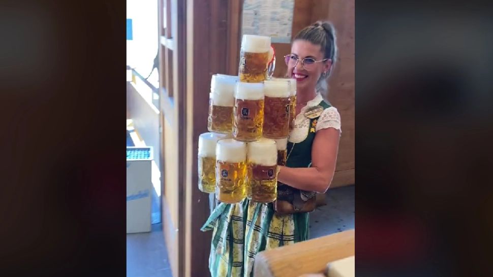 Chelnerița care duce 13 halbe într-un singur drum. VIDEO cu îndemânarea extraordinară a femeii