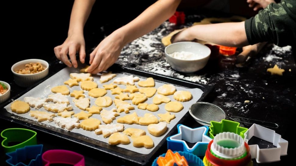 Secretul marilor bucătari: De ce este bine să mototolești hârtia de copt înainte s-o așezi în tavă