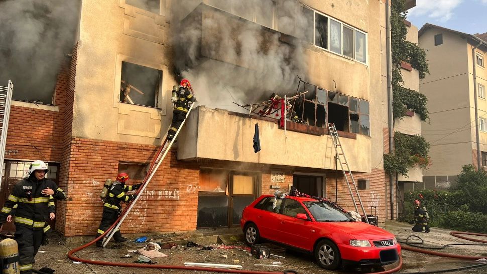 Explozie puternică, urmată de incendiu într-un apartament din Sibiu. Două persoane au murit. VIDEO de la locul tragediei