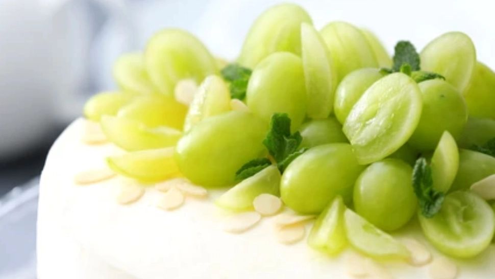 Desertul delicios al toamnei - Cheesecake cu struguri şi fulgi de migdale, o rețetă extrem de simplă