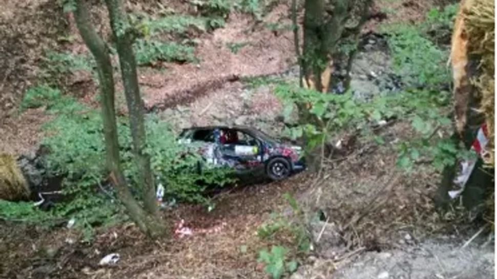 Accident la raliul Clujului. Pilotul și copilotul sunt la spital, după ce au căzut într-o râpă de cinci metri 