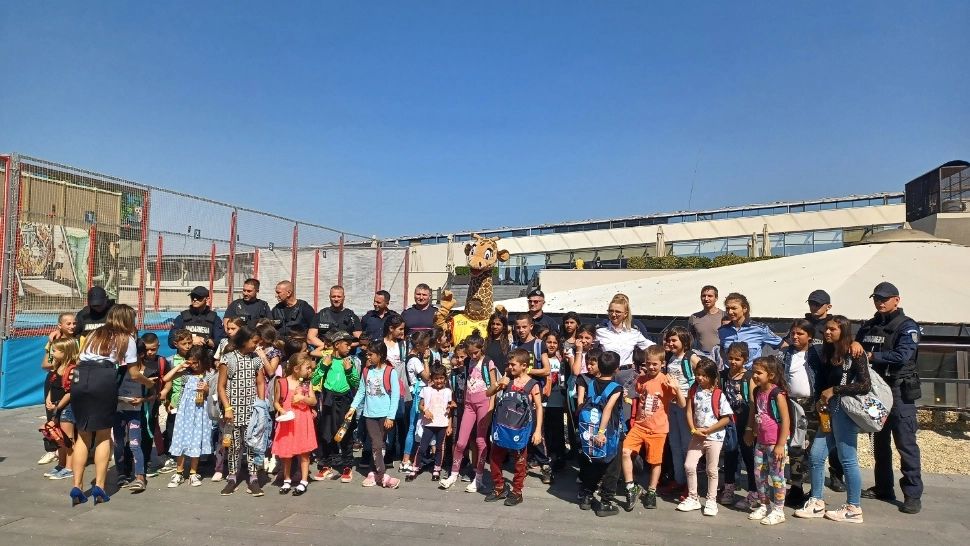 Campania umanitară "Back to school", obiectiv îndeplinit: peste 100 de copii aflați în dificultate au primit rechizite și dulciuri. Mobilizare impresionantă de forțe