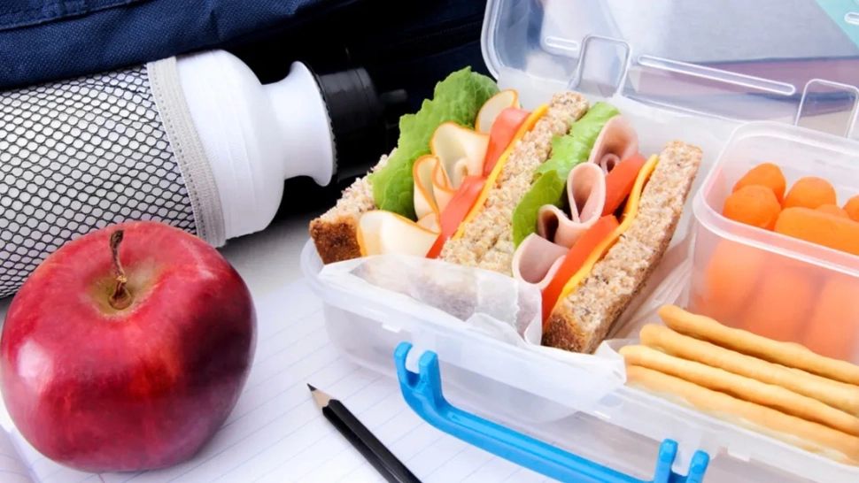 Nutriționist român: alimentul care NU trebuie să lipsească din ghiozdanul unui copil - este ieftin și ține de foame