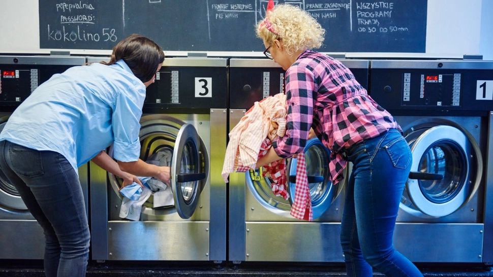 De ce nu este bine să îți bagi costumul de baie în mașina de spălat. Greșeala pe care o fac toți