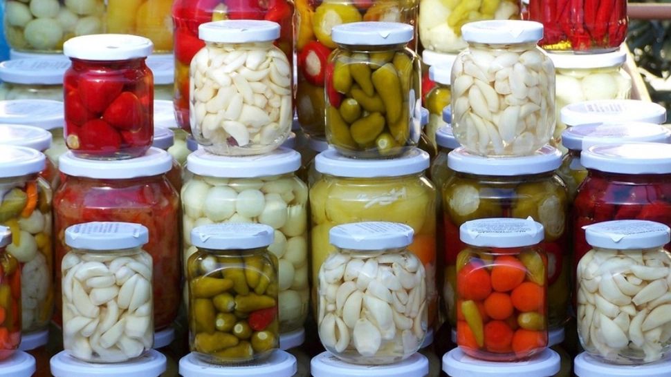 Motivul pentru care e foarte mare păcat să mănânci sau să pui murături astăzi