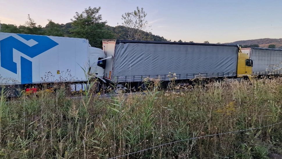 Accident în lanț, într-o localitate din Mureș. Trei autocamioane şi un autoturism, implicate FOTO