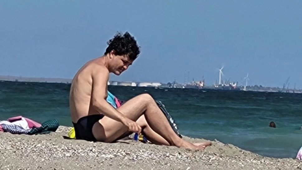 Nicușor Dan, cu lopățica în mână la Mamaia. Imaginile virale cu edilul general al Capitalei - GALERIE