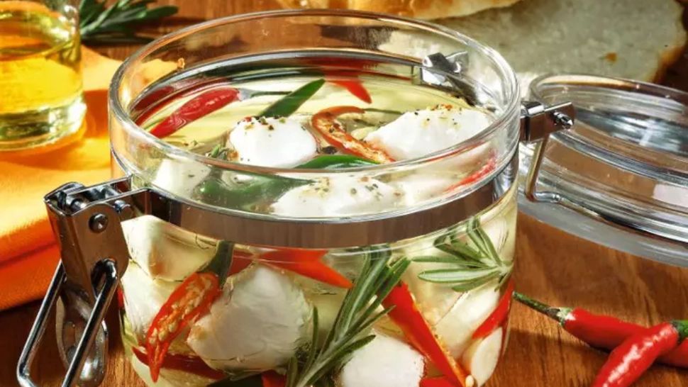 Cea mai simplă rețetă de ouă murate picante - Se prepară ușor și sunt senzaționale