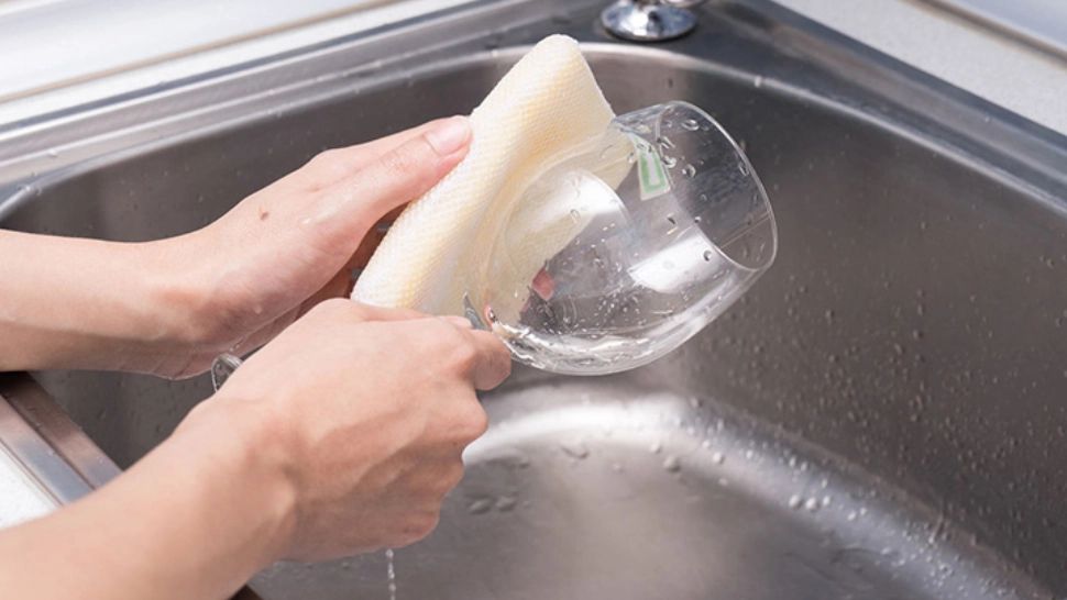 Secretul incredibil pentru pahare curate ca lacrima cu doar 1 leu