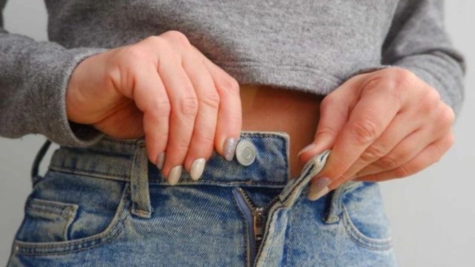 Ce poți să faci când pantalonii sunt prea strâmți în talie? Iată trucul rapid și ușor să-i lărgești!