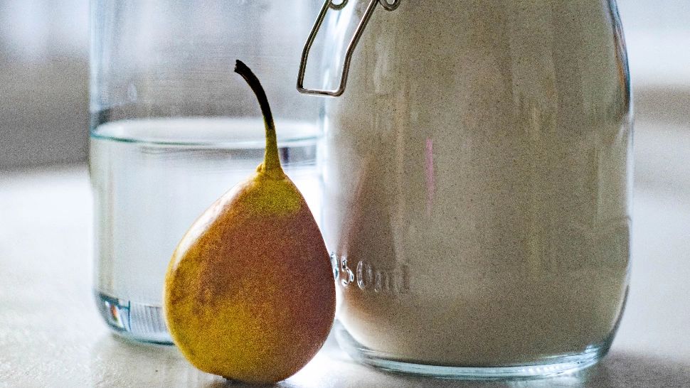 Trucul pe care nimeni nu ți-l arată: cum bagi o pară într-o sticlă?