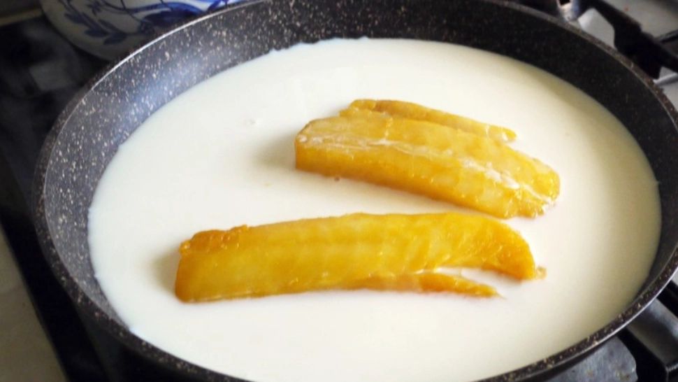Ce se întâmplă dacă ții peștele în lapte 5-10 minute înainte de a-l găti. Efectele uimitoare ale trucului bucătarilor iscusiți 