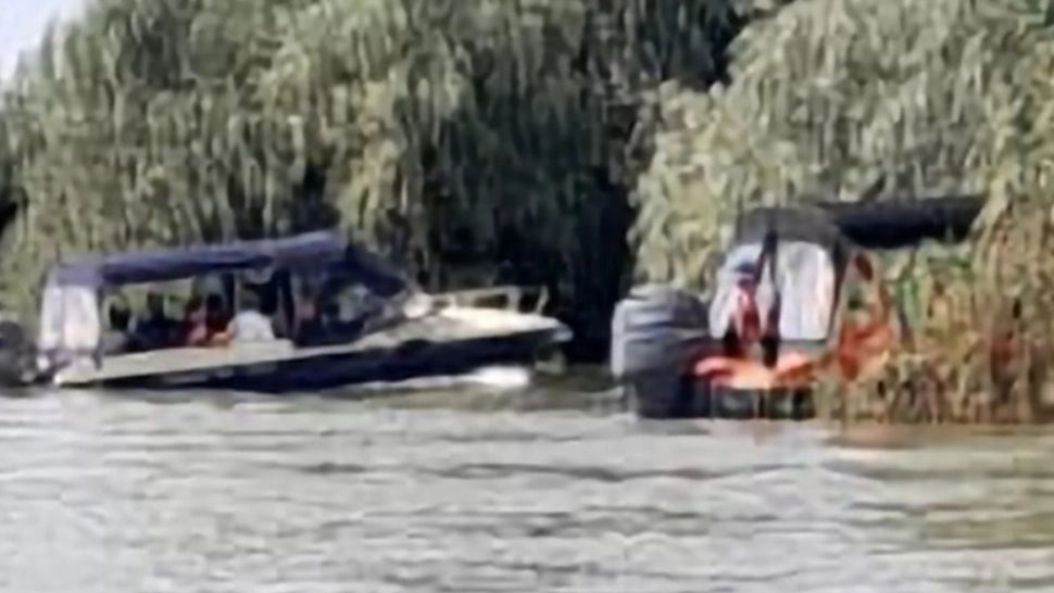 Poliţiştii au deschis dosar penal în cazul ciocnirii celor două bărci pline cu turiști, în Deltă. O persoană este în continuare căutată